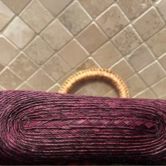 Elegant Burgundy Woven Straw Beach Handbag with Circular Handles - Picture 4 of 6